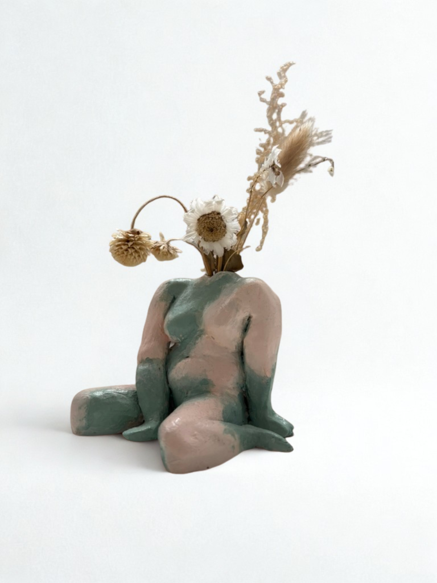 Silhouette - femme assise aux fleurs