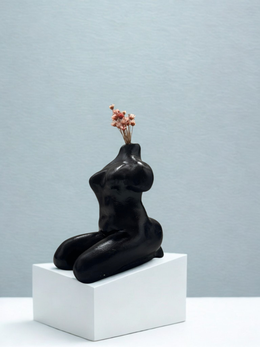 Silhouette : femme à genoux aux fleurs